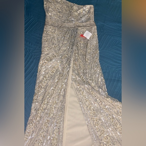 MAC DUGGAL One Shoulder, Corset Lace Back Gown With Leg Slit and Beaded Belt. 16 - Picture 7 of 10